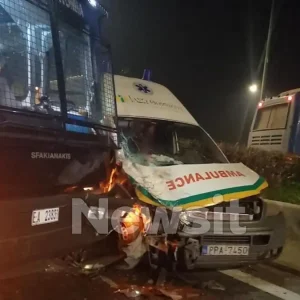 Λάρισα: Ασθενοφόρο «καρφώθηκε» πάνω σε κλούβα της αστυνομίας στον Πλατύκαμπο – Τραυματίας ο συνοδηγός