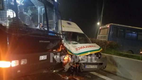 Λάρισα: Ασθενοφόρο «καρφώθηκε» πάνω σε κλούβα της αστυνομίας στον Πλατύκαμπο – Τραυματίας ο συνοδηγός