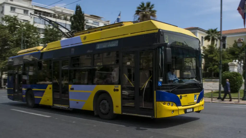 Τρόλεϊ: Ξεκίνησε το ξήλωμα του δικτύου στον Πειραιά – Με ηλεκτρικά λεωφορεία από αύριο οι γραμμές 17 και 20