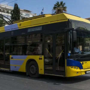 Τρόλεϊ: Ξεκίνησε το ξήλωμα του δικτύου στον Πειραιά – Με ηλεκτρικά λεωφορεία από αύριο οι γραμμές 17 και 20