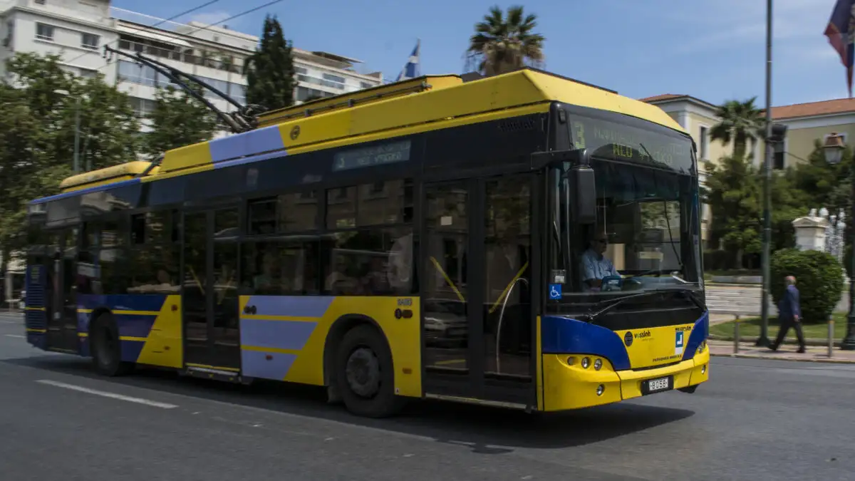 Τρόλεϊ: Ξεκίνησε το ξήλωμα του δικτύου στον Πειραιά – Με ηλεκτρικά λεωφορεία από αύριο οι γραμμές 17 και 20