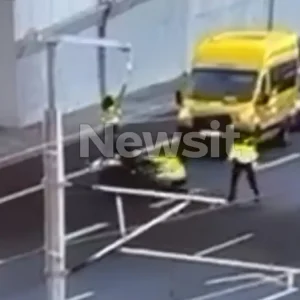 Οδηγός μηχανής παρέσυρε τροχονόμο στην Αττική Οδό κατά τη διάρκεια ελέγχου