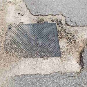 Από λακκούβα σε λακκούβα στην πόλη της Λαμίας - Ελέγχει κανείς τους εργολάβους;