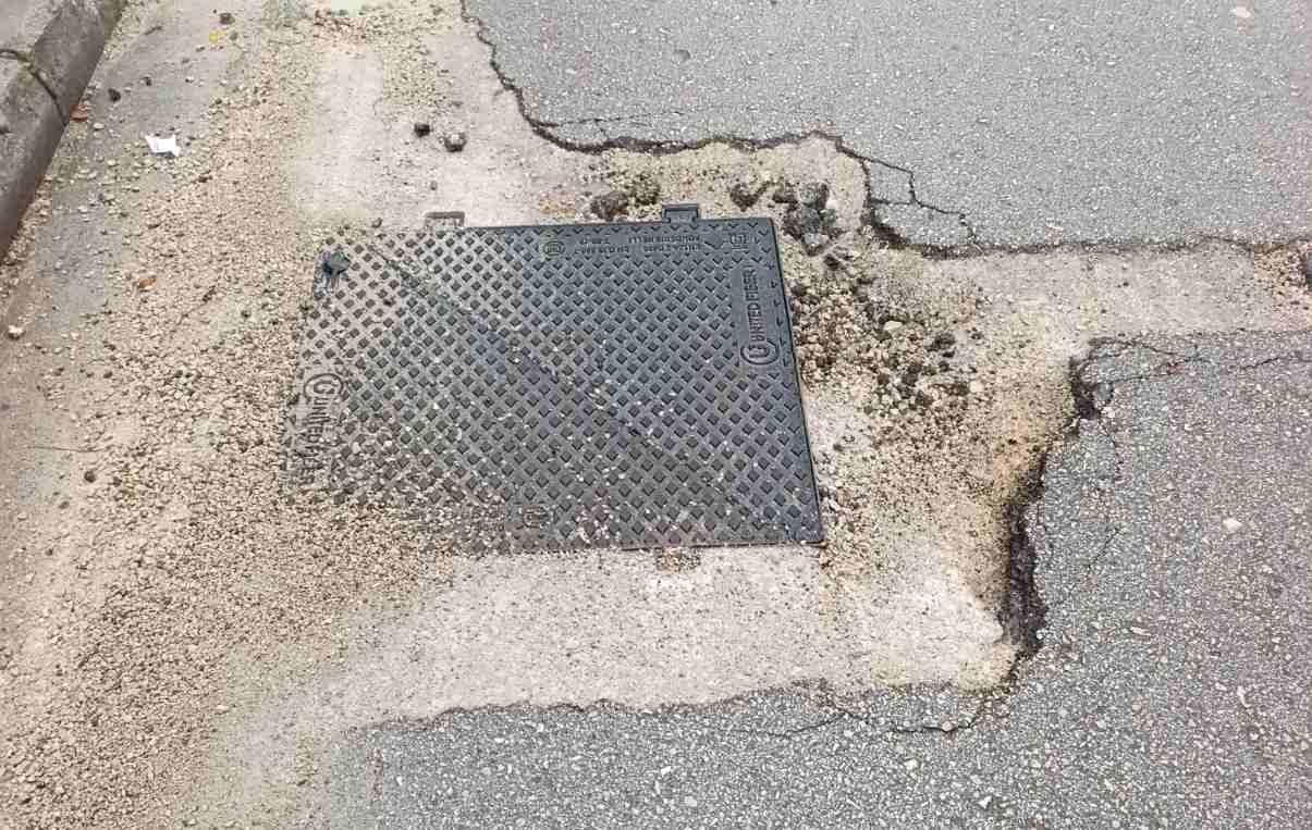 Από λακκούβα σε λακκούβα στην πόλη της Λαμίας - Ελέγχει κανείς τους εργολάβους;