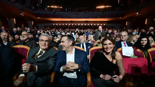 Αλέξης Τσίπρας: Η Μπέττυ Μπαζιάνα στο πλευρό του στην παρουσίαση του βιβλίου «Ιθάκη»