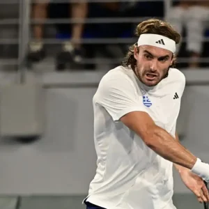 Στέφανος Τσιτσιπάς: Ψάχνουν αν διαθέτει δίπλωμα οδήγησης – Δεν έχει ελληνικό