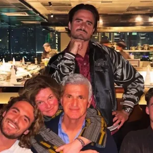 Στέφανος Τσιτσιπάς: Το χριστουγεννιάτικο γεύμα στο Ντουμπάι με την οικογένειά του και οι ευχές για «παιδική αθωότητα»