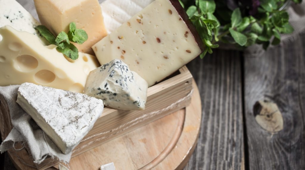Μπορεί το τυρί να προστατεύσει την υγεία του εγκεφάλου; Ανατροπή από νέα μελέτη
