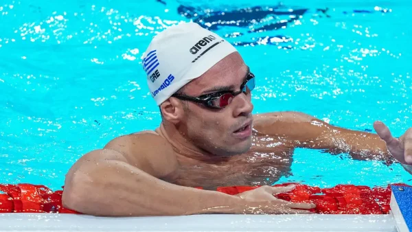 Ο Ανδρέας Βαζαίος πέρασε με τον καλύτερο χρόνο στα ημιτελικά των 100μ. μικτής ατομικής, πρόκριση και για την Παυλοπούλου