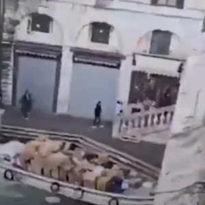 Βενετία: Γυναίκα έκλεψε σκάφος με δέματα και «καρφώθηκε» στον τοίχο δίπλα από τη διάσημη γέφυρα του Ριάλτο