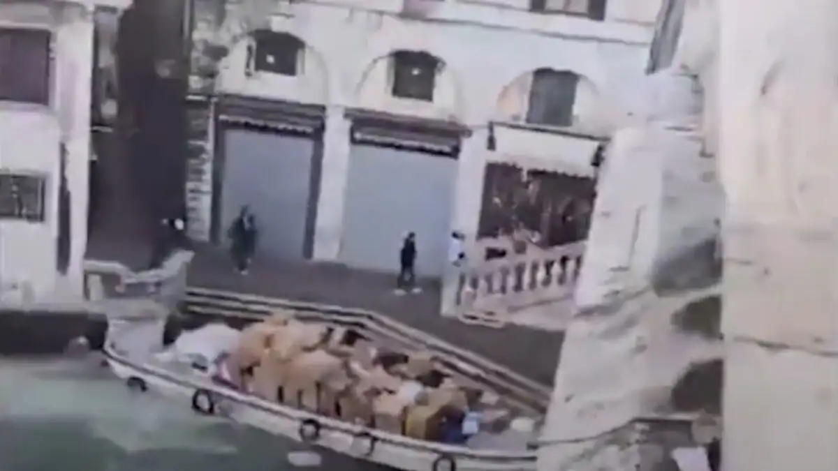 Βενετία: Γυναίκα έκλεψε σκάφος με δέματα και «καρφώθηκε» στον τοίχο δίπλα από τη διάσημη γέφυρα του Ριάλτο