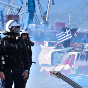 Αποχωρούν οι αγρότες από το λιμάνι του Βόλου - Απεγκλωβίστηκαν οι νταλίκες που περίμεναν να μπουν