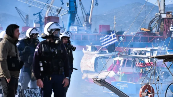 Αποχωρούν οι αγρότες από το λιμάνι του Βόλου - Απεγκλωβίστηκαν οι νταλίκες που περίμεναν να μπουν