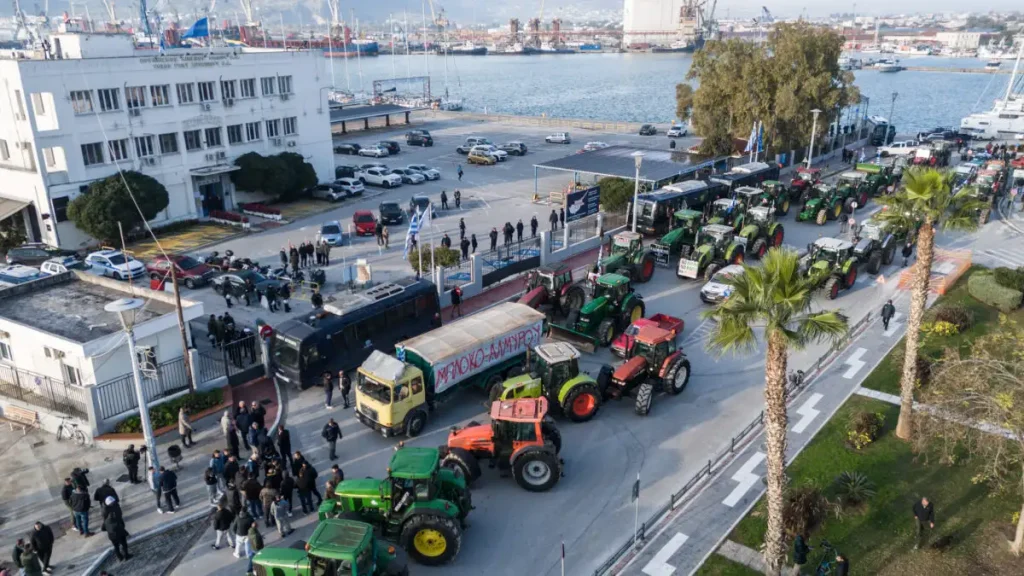 Μπλόκα αγροτών: Έφτασαν τα πρώτα τρακτέρ στον Βόλο για να αποκλείσουν το λιμάνι – Ισχυρές δυνάμεις των ΜΑΤ στην περιοχή
