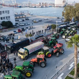 Μπλόκα αγροτών: Έφτασαν τα πρώτα τρακτέρ στον Βόλο για να αποκλείσουν το λιμάνι – Ισχυρές δυνάμεις των ΜΑΤ στην περιοχή