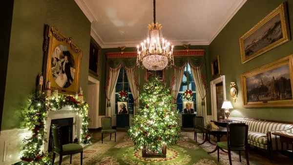 Η Μελάνια Τραμπ μας ξεναγεί στον στολισμένο Λευκό Οίκο: Η φωτογραφία με νόημα που εξισώνει τον Τραμπ με τον Τζορτζ Ουάσινγκτον