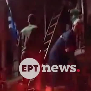 Δραματική διάσωση μητέρας και γιου μετά από φωτιά σε σπίτι στη Χίο - Συγκλονιστικό βίντεο