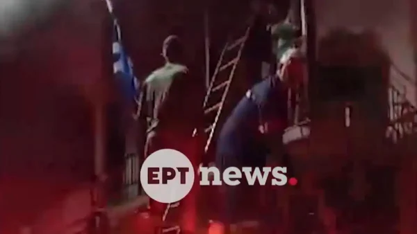 Δραματική διάσωση μητέρας και γιου μετά από φωτιά σε σπίτι στη Χίο - Συγκλονιστικό βίντεο