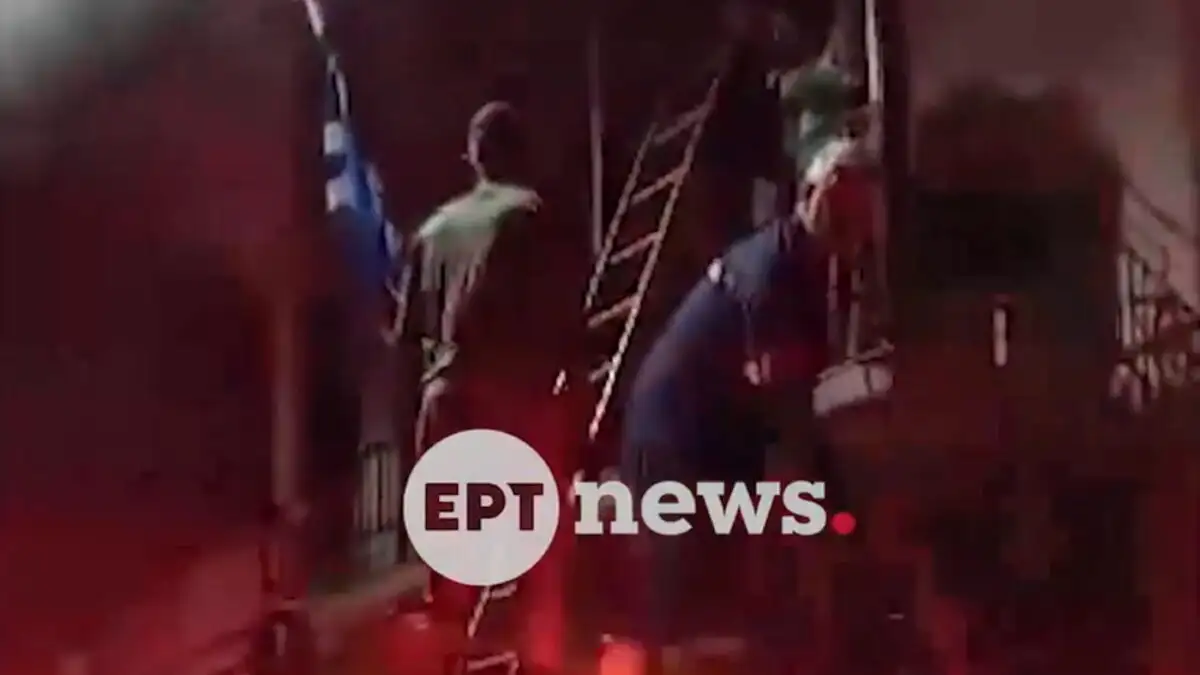 Δραματική διάσωση μητέρας και γιου μετά από φωτιά σε σπίτι στη Χίο - Συγκλονιστικό βίντεο