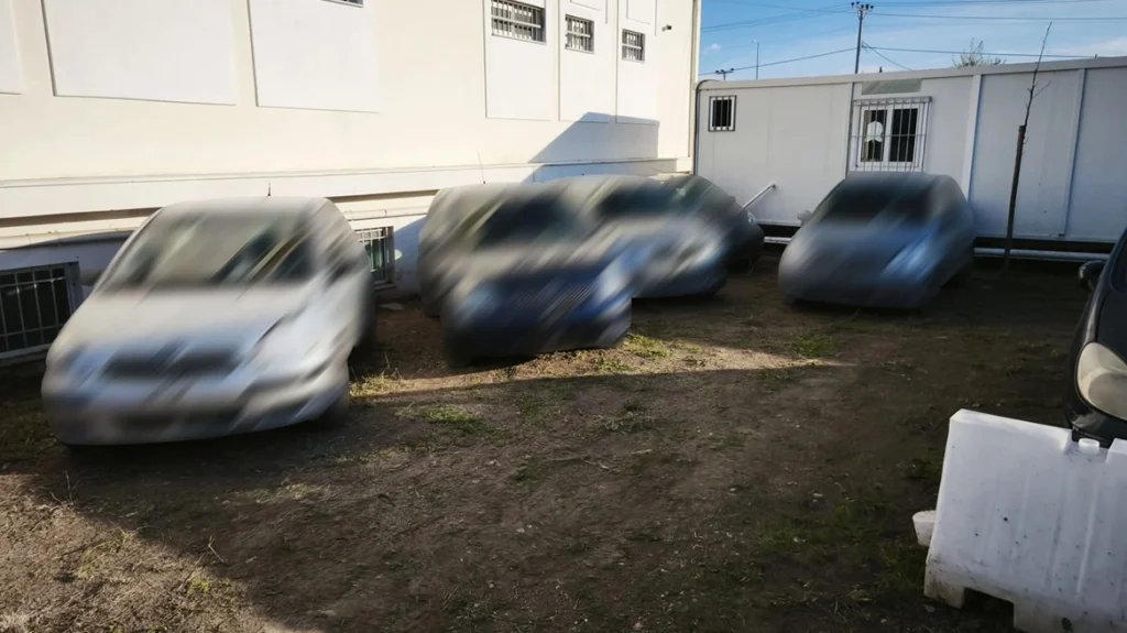 Κύκλωμα έκλεβε, παραποιούσε και μεταπωλούσε οχήματα στην Αττική: Τρεις συλλήψεις, δείτε φωτογραφίες