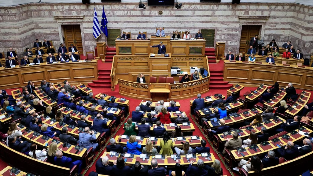 Με 159 «ναι» και 136 «όχι» πέρασε από τη Βουλή ο προϋπολογισμός του 2026, 216 υπερψήφισαν τις αμυντικές δαπάνες