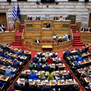 Με 159 «ναι» και 136 «όχι» πέρασε από τη Βουλή ο προϋπολογισμός του 2026, 216 υπερψήφισαν τις αμυντικές δαπάνες