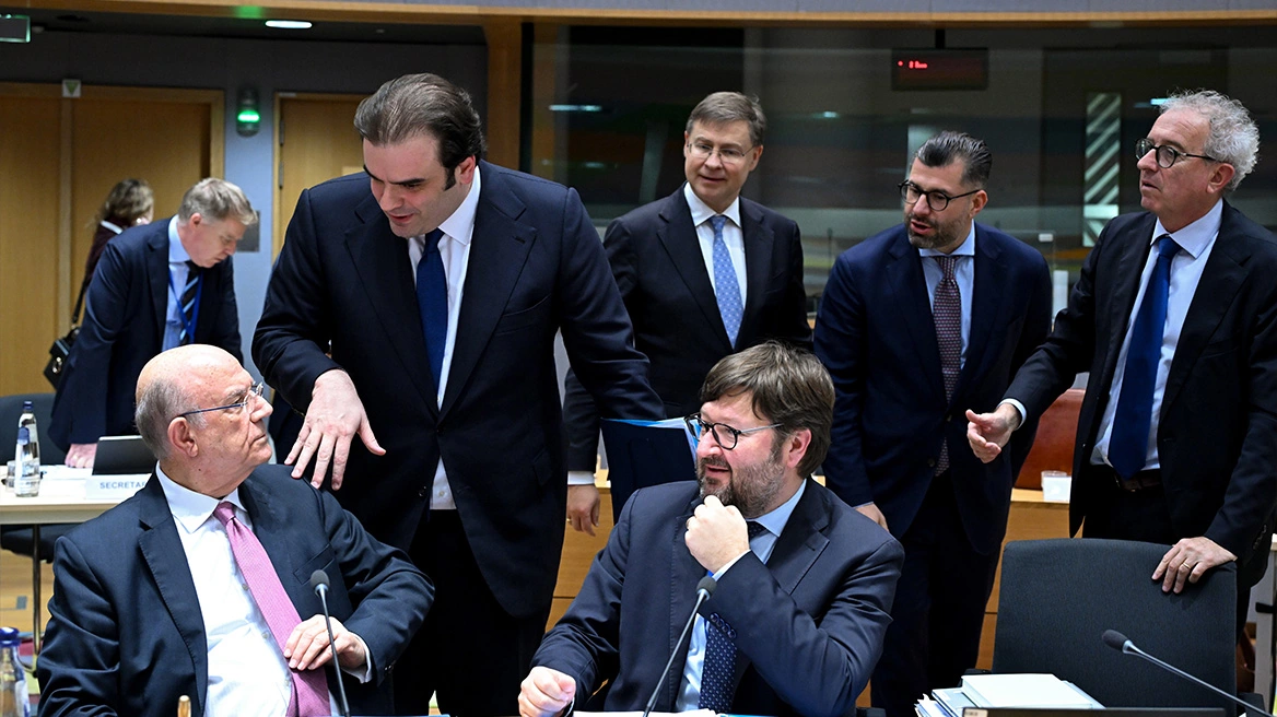 Το παρασκήνιο της εκλογής Πιερρακάκη στο Eurogroup: Οι «υποσχετικές» και οι συμμαχίες πριν από την ψηφοφορία που οδήγησαν στην απόσυρση του Βαν Πέτεγκεμ