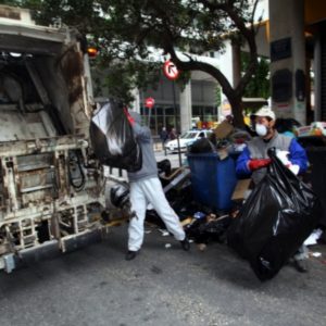 Πάτρα: ΙΧ “καρφώθηκε” σε απορριμματοφόρο – Τραυματίστηκε εργαζόμενος