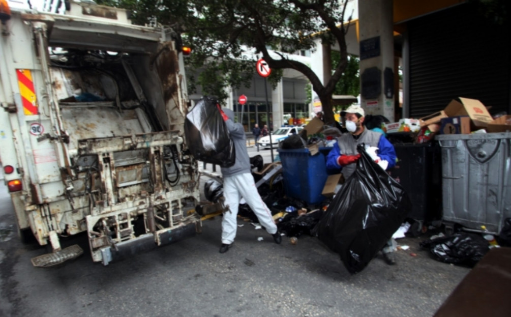 Πάτρα: ΙΧ “καρφώθηκε” σε απορριμματοφόρο – Τραυματίστηκε εργαζόμενος