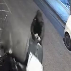 Λαμία: Καλεί τον άνθρωπο που προκάλεσε φθορές στα μηχανάκια του, να επανορθώσει