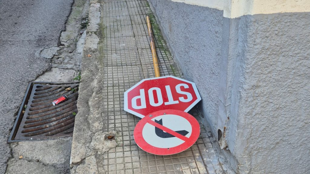 Λαμία: Πεσμένη πινακίδα από τον αέρα