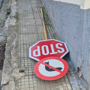 Λαμία: Πεσμένη πινακίδα από τον αέρα