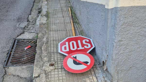 Λαμία: Πεσμένη πινακίδα από τον αέρα