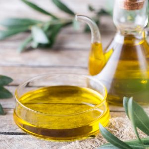 Τι θα συμβεί αν πίνουμε ένα σφηνάκι ελαιόλαδο κάθε μέρα – Απαντά η Λίνσει που το δοκίμασε για 2 εβδομάδες