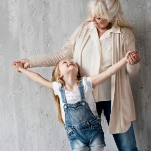 Μελέτη του εγκεφάλου αποκαλύπτει ότι η φροντίδα των εγγονών έχει προστατευτική επίδραση