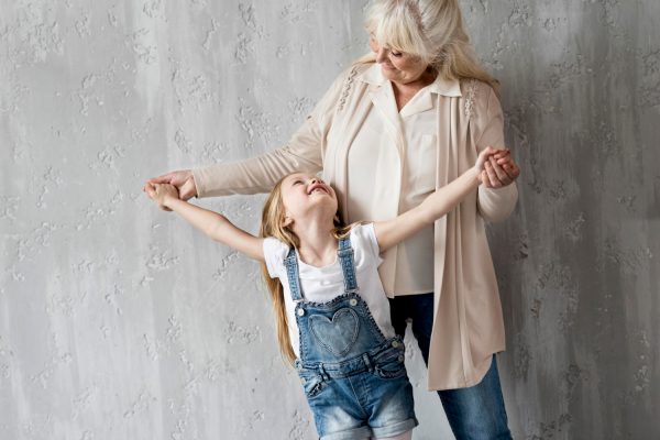 Μελέτη του εγκεφάλου αποκαλύπτει ότι η φροντίδα των εγγονών έχει προστατευτική επίδραση