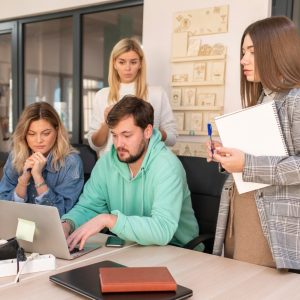 Έως και δύο μισθούς τον χρόνο κερδίζουν από σήμερα οι εργαζόμενοι στον ιδιωτικό τομέα, πώς διαφοροποιείται το όφελος ανά ηλικία και παιδιά