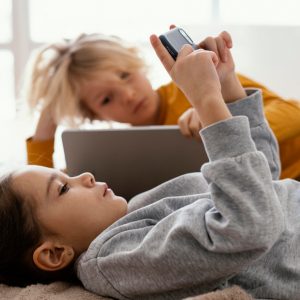 Ο υπερβολικός χρόνος μπροστά σε οθόνες επηρεάζει αρνητικά την ομιλία των παιδιών