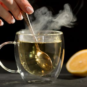 Ζεστό τσάι: Ποια βότανα ανακουφίζουν από κρυολόγημα και γρίπη