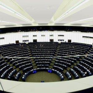 Το Ευρωπαϊκό Κοινοβούλιο «παγώνει» την εμπορική συμφωνία με τις ΗΠΑ