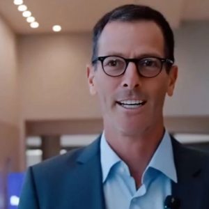 Παντρεμένος μεγιστάνας έκανε σε υφιστάμενή του «ανήθικη πρόταση» πολλών εκατομμυρίων δολαρίων, για να εγκαταλείψει τον σύζυγό της