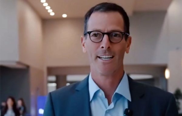 Παντρεμένος μεγιστάνας έκανε σε υφιστάμενή του «ανήθικη πρόταση» πολλών εκατομμυρίων δολαρίων, για να εγκαταλείψει τον σύζυγό της