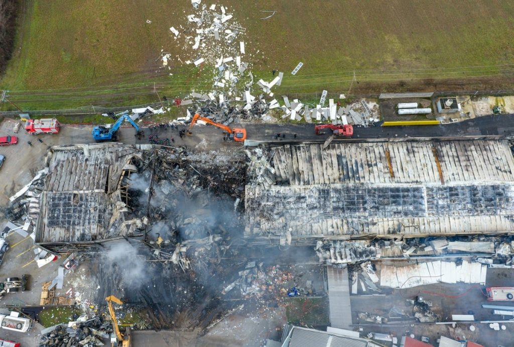 Συνελήφθη ο ιδιοκτήτης του εργοστασίου Βιολάντα και ακόμη δύο στελέχη μετά την τραγωδία στα Τρίκαλα