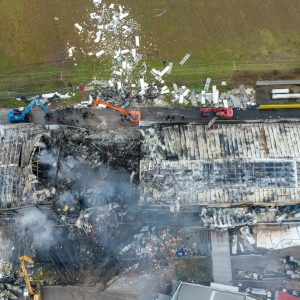 Συνελήφθη ο ιδιοκτήτης του εργοστασίου Βιολάντα και ακόμη δύο στελέχη μετά την τραγωδία στα Τρίκαλα