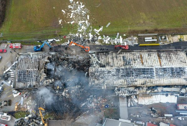 Συνελήφθη ο ιδιοκτήτης του εργοστασίου Βιολάντα και ακόμη δύο στελέχη μετά την τραγωδία στα Τρίκαλα