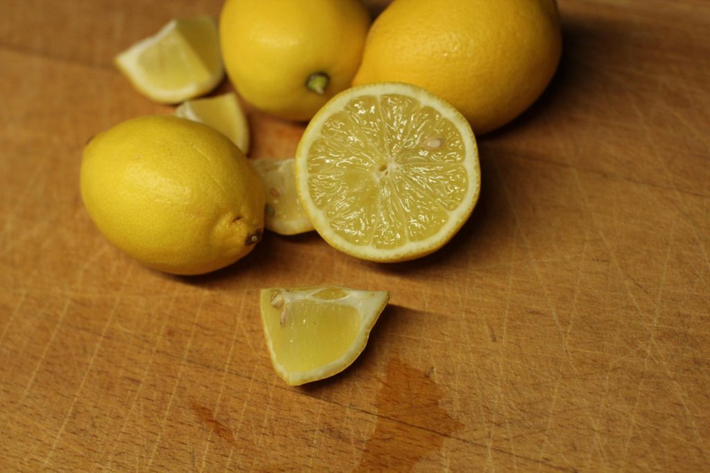 Βράζοντας φλούδα λεμονιού και μαγειρική σόδα: Σε τι χρησιμεύει και γιατί συνιστάται