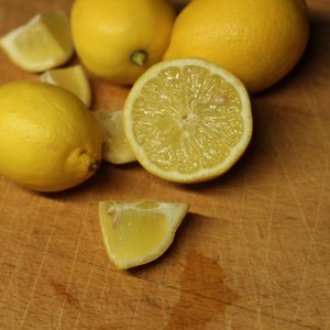 Βράζοντας φλούδα λεμονιού και μαγειρική σόδα: Σε τι χρησιμεύει και γιατί συνιστάται
