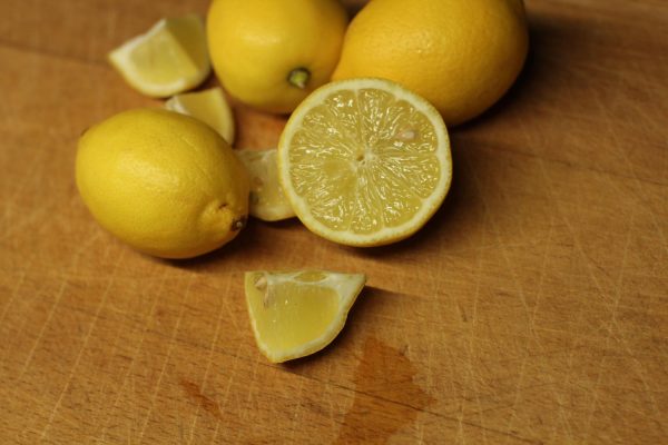 Βράζοντας φλούδα λεμονιού και μαγειρική σόδα: Σε τι χρησιμεύει και γιατί συνιστάται