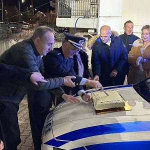 Φθιώτιδα: Το κόψιμο της Βασιλόπιτας πάνω στα περιπολικά