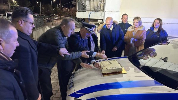 Φθιώτιδα: Το κόψιμο της Βασιλόπιτας πάνω στα περιπολικά